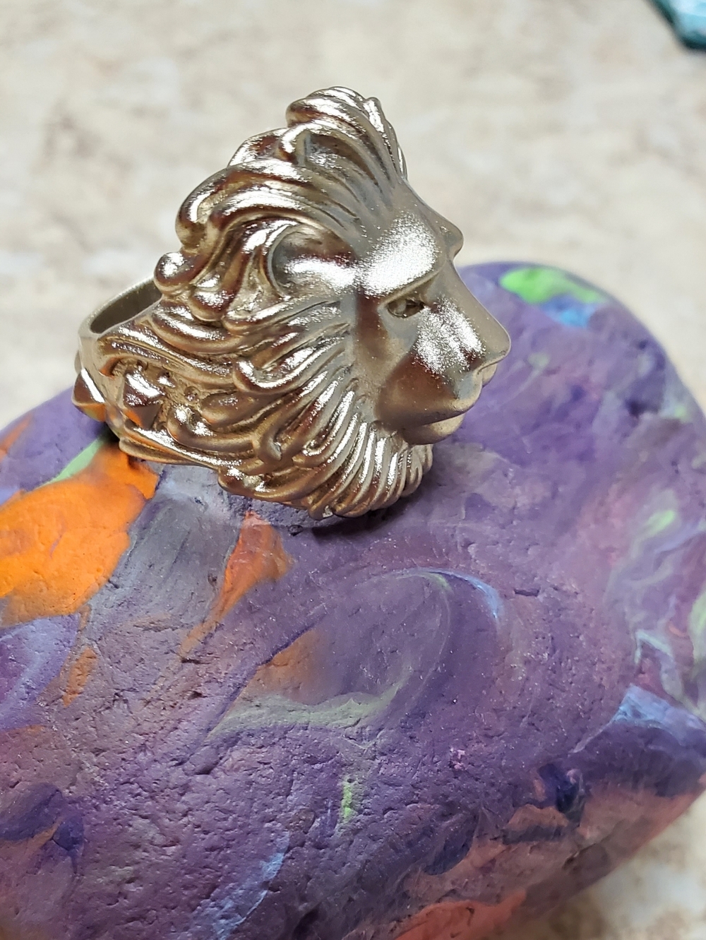 Kendra Scott Silver Lion Head Ring with Purple Accent - Picture 2 of 3